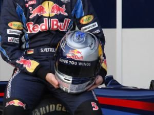 Себастьян Феттель преобразовал шлем в банку Red Bull